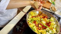 Chef Eddrian juga membuat capcay khas Bangka. Ciri khasnya memakai saus tomat dan isian mentimun.
