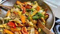 Dimasak sebentar dengan waktu yang tepat, tampilan capcay khas Bangka ini bikin ngiler ya? Tekstur sayurannya masih segar lho!