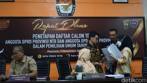 Rapat pleno penetapan Daftar Calon Tetap (DCT) Pemilihan Umum (Pemilu) 2024 di KPU Provinsi NTB, Jumat malam (3/11/2023). (Foto: Helmy Akbar/detikBali)