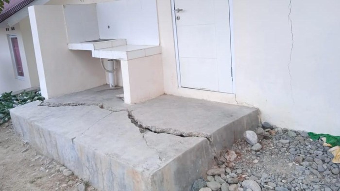 Rumah bantuan dari Kementerian PUPR di Desa Desa Saukibe, Kecamatan Amfoang Barat Laut, Kabupaten Kupang, NTT, rusak akibat gempa 6,6 magnitudo pada Kamis (2/11/2023). (Dok Pemdes Saukibe)