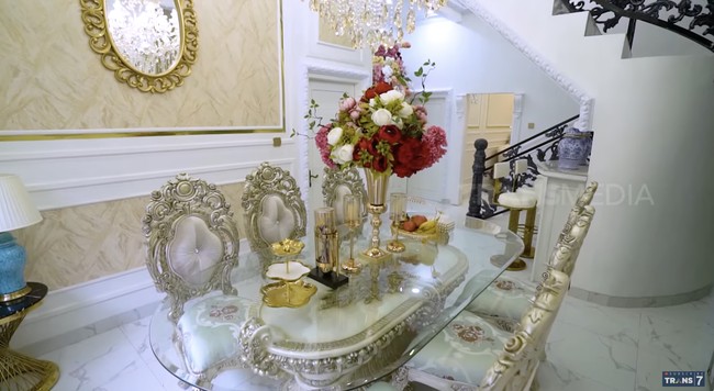 Sofa dan meja makan dibeli dalam satu set agar senada. Saat menjadi bintang tamu di program Sobat Misqueen, Tri Wahyuni menyebut harganya mencapai Rp 180 juta. (Foto: YouTube/Trans7 Official)