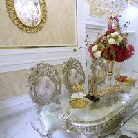 Sofa dan meja makan dibeli dalam satu set agar senada. Saat menjadi bintang tamu di program Sobat Misqueen, Tri Wahyuni menyebut harganya mencapai Rp 180 juta. (Foto: YouTube/Trans7 Official)