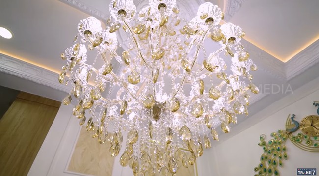 Kehadiran lampu kristal mempertegas kemewahan rumahnya. Setidaknya ada enam lampu kristal yang menghiasi beberapa ruangan di rumah tersebut. Keenamnya bernilai total Rp 600 juta.  (Foto: YouTube/Trans7 Official)