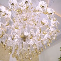 Kehadiran lampu kristal mempertegas kemewahan rumahnya. Setidaknya ada enam lampu kristal yang menghiasi beberapa ruangan di rumah tersebut. Keenamnya bernilai total Rp 600 juta.  (Foto: YouTube/Trans7 Official)