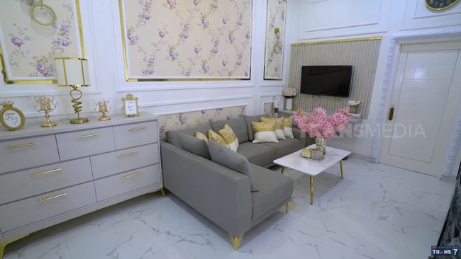 Dalam sebuah unggahan di Instagram, ia sempat mengungkapkan bahwa netizen pernah mengolok-olok rumahnya sebagai hasil editan. Tak sedikit pula yang menyebut rumah tersebut bukan miliknua, melainkan sewaan. (Foto: YouTube/Trans7 Official)