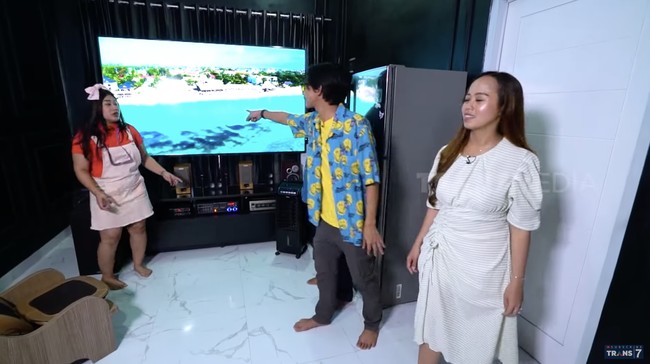 Fasilitas lain yang melengkapi rumah tersebut adalah bioskop pribadi di lantai dua. Tantangan lebih ke desainnya, karena rumahnya sudah jadi. Awalnya desain minimalis, jadi rumah harus direnovasi 90 persennya, kata Rangga, suami Tri Wahyuni yang juga bertindak sebagai kontraktor. Ia pun menambahkan bahwa lebih mahal biaya renovasi ketimbang bangun rumah tersebut. (Foto: YouTube/Trans7 Official)