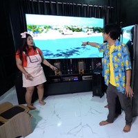 Fasilitas lain yang melengkapi rumah tersebut adalah bioskop pribadi di lantai dua. Tantangan lebih ke desainnya, karena rumahnya sudah jadi. Awalnya desain minimalis, jadi rumah harus direnovasi 90 persennya, kata Rangga, suami Tri Wahyuni yang juga bertindak sebagai kontraktor. Ia pun menambahkan bahwa lebih mahal biaya renovasi ketimbang bangun rumah tersebut. (Foto: YouTube/Trans7 Official)