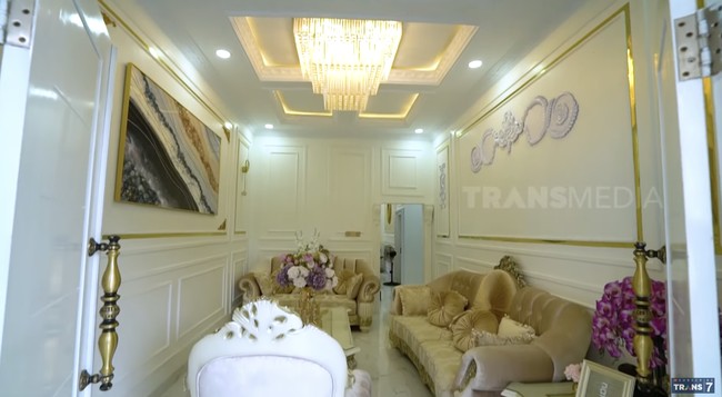 Interior pun disesuaikan. Warna emas dan ukiran-ukiran mendominasi hampir semua furnitur rumahnya. (Foto: YouTube/Trans7 Official)