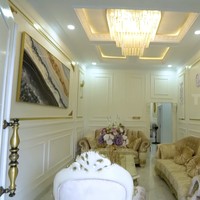 Interior pun disesuaikan. Warna emas dan ukiran-ukiran mendominasi hampir semua furnitur rumahnya. (Foto: YouTube/Trans7 Official)