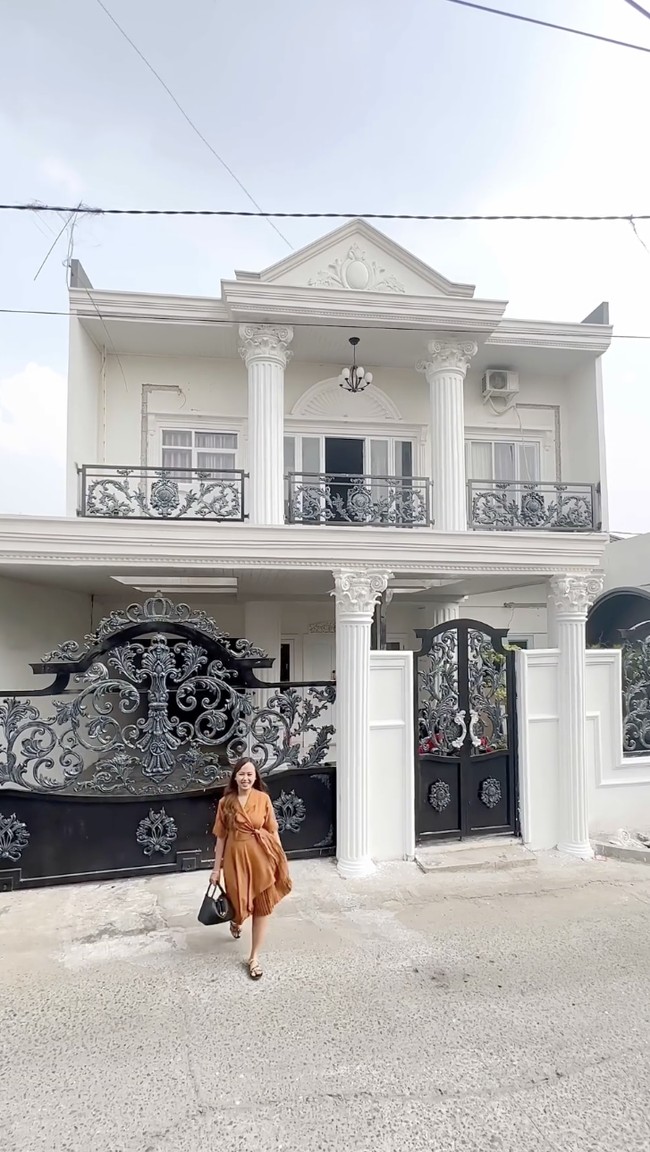 Namanya Tri Wahyuni, pemilik Trisen Official yang menawarkan baju-baju kasual hingga formal secara online. Dari usaha tersebut, ia berhasil membangun sebuah rumah minimalis yang kemudian direnovasi menjadi bergaya klasik. (Foto: Instagram/@triwahyuds)