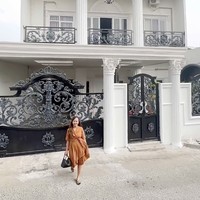 Namanya Tri Wahyuni, pemilik Trisen Official yang menawarkan baju-baju kasual hingga formal secara online. Dari usaha tersebut, ia berhasil membangun sebuah rumah minimalis yang kemudian direnovasi menjadi bergaya klasik. (Foto: Instagram/@triwahyuds)