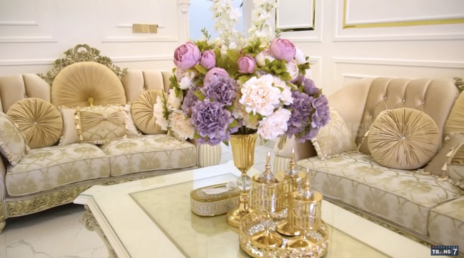 Bunga menjadi elemen penting bagi sang pemilik demi membuat rumahnya lebih berestetika. Hampir di setiap sudut ruangan dihiasi bunga. Tak heran bila Tri Wahyuni mau menggelontorkan uang hingga puluhan juta rupiah demi bunga-bunga tersebut.  (Foto: YouTube/Trans7 Official)