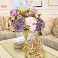 Bunga menjadi elemen penting bagi sang pemilik demi membuat rumahnya lebih berestetika. Hampir di setiap sudut ruangan dihiasi bunga. Tak heran bila Tri Wahyuni mau menggelontorkan uang hingga puluhan juta rupiah demi bunga-bunga tersebut.  (Foto: YouTube/Trans7 Official)