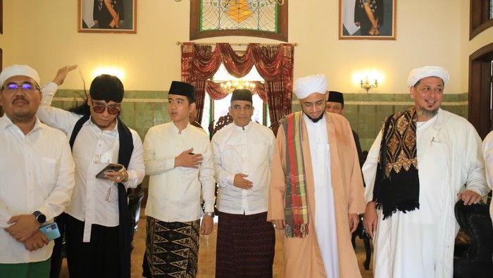 Sekjen Partai Gerindra Ahmad Muzani bersama Wali Kota Solo Gibran Rakabuming dan Gus Miftah hadir dalam Haul Habib Solo. (dok Ist)