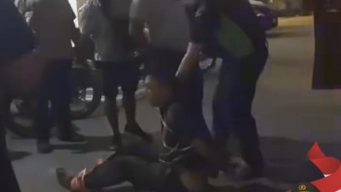 Seorang pria mengamuk hingga diangkut Bhabinkamtibmas di Koja, Jakarta Utara.