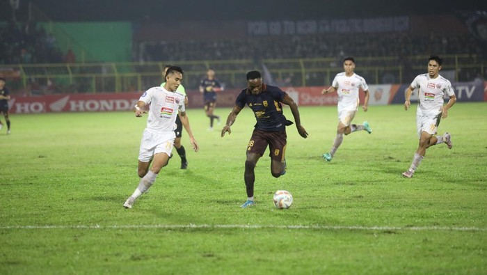 Striker PSM Makassar Victor Mansaray menjalani debut dengan melawan Persija Jakarta di Liga 1.