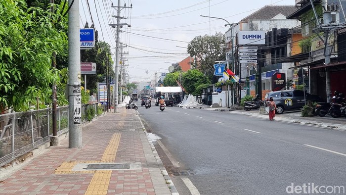 Suasana Jalan Dr. Wahidin Sudirohusodo atau di sekitar kampus UKDW Jogja, Sabtu (4/11/2023) pukul 09.45 WIB.