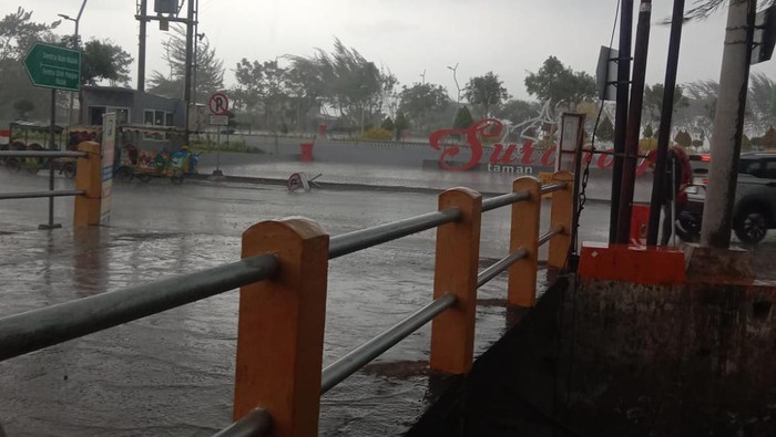 Banyak kawasan di Surabaya yang diguyur hujan untuk pertama kalinya pascakemarau panjang. Meski hujan tersebut hanya berlangsung singkat.