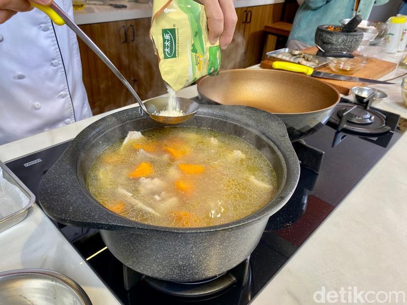 Tips Masak Sop Ayam Kembang Tahu yang Hangat Segar dari Chef Eddrian