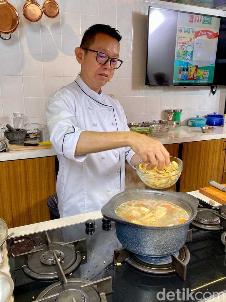 Tips Masak Sop Ayam Kembang Tahu yang Hangat Segar dari Chef Eddrian
