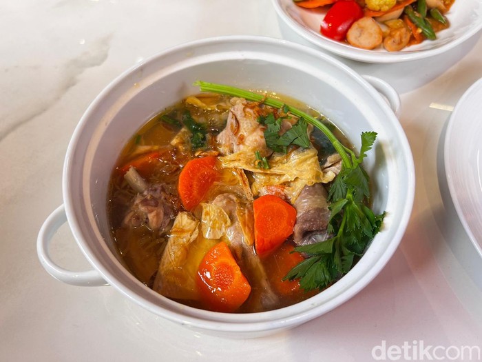 Tips Masak Sop Ayam Kembang Tahu yang Hangat Segar dari Chef Eddrian