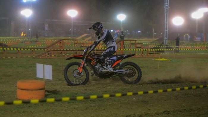 Trial Game Dirt 2023 seri 6 digelar di sirkuit Lapangan Rampal, Kota Malang. Puluhan crosser mengatur strategi untuk bersaing menaklukan trek sepanjang 900 meter itu.