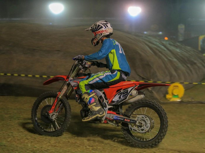 Trial Game Dirt 2023 seri 6 digelar di sirkuit Lapangan Rampal, Kota Malang. Puluhan crosser mengatur strategi untuk bersaing menaklukan trek sepanjang 900 meter itu.