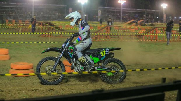 Trial Game Dirt 2023 seri 6 digelar di sirkuit Lapangan Rampal, Kota Malang. Puluhan crosser mengatur strategi untuk bersaing menaklukan trek sepanjang 900 meter itu.