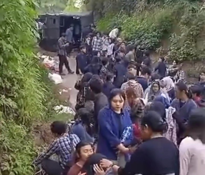 Truk terguling di tanjakan Lembang Bandung Barat.