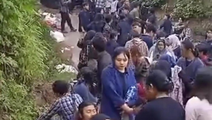 Truk terguling di tanjakan Lembang Bandung Barat.