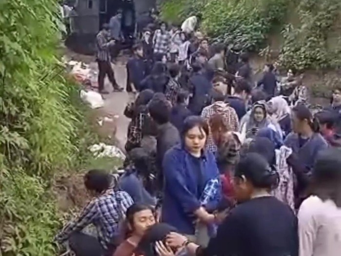 Truk terguling di tanjakan Lembang Bandung Barat.