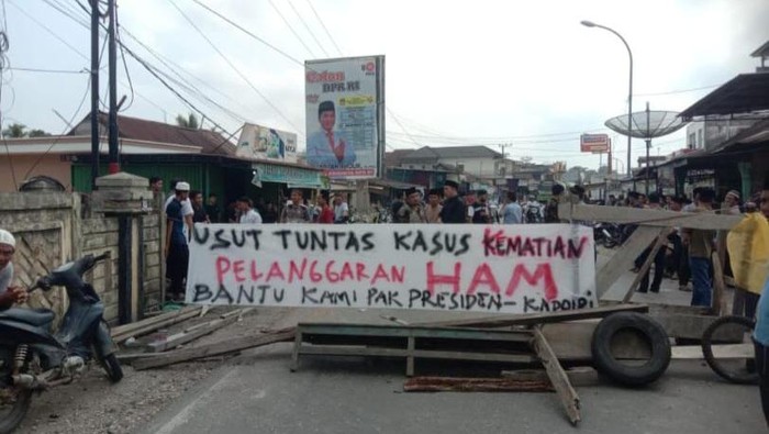 Warga Sarolangun blokir jalan buntut bentrok antarpelajar SMA.