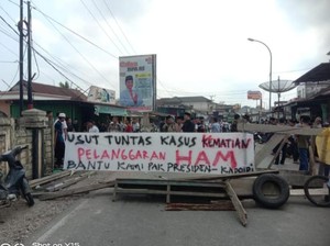 Polisi Bubarkan Warga Sarolangun Blokir Jalan, 1 Orang Meninggal Dunia