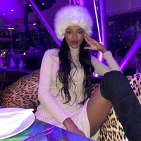 Yityish panen hujatan di Instagram setelah mendebat Whulandary. Beberapa unggahan foto terbarunya dipenuhi kritikan dan seruan bela Palestina.  Foto: Instagram/@titiayenew