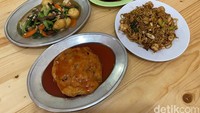 RM Fajar 79 sajikan Chinese Food klasik yang sudah ada sejak tahun 1985. Berlokasi di Fatmawati, tempat makan satu ini punya porsi yang royal. Foto: detikFood/Site Culinary