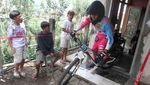 Aksi Pesepeda Urban Downhill Java Series 2023 di Kota Batu