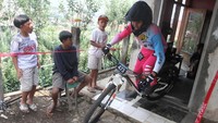 Pebalap sepeda Anantha Djawa berusaha melewati lintasan berupa pekarangan belakang rumah warga dalam kelas Men Open saat kejuaraan Urban Downhil Java Series 2023 di desa wisata Kungkuk, Batu,Jawa Timur, Minggu (5/11/2023). Kejuaraan itu mempertandingan delapan kelas antara lain men elite, woman elite, master serta junior. 