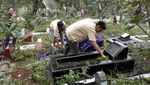 Aksi Sosial Relawan Bersihkan Makam