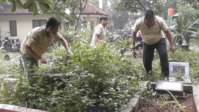 Organisasi Relawan Gerakan Cinta Prabowo kembali melakukan aksi bersih-bersih kali ini di Tempat Pemakaman Umum. Ini potretnya.