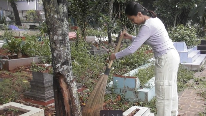 Aksi Sosial Relawan Bersihkan Makam Organisasi Relawan Gerakan Cinta Prabowo kembali melakukan aksi bersih-bersih kali ini di Tempat Pemakaman Umum. Ini potretnya.