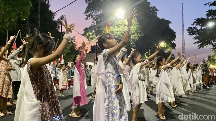 Anak-anak yang aktif di sanggar tari yang turut meramaikan Parade Juang di Surabaya.