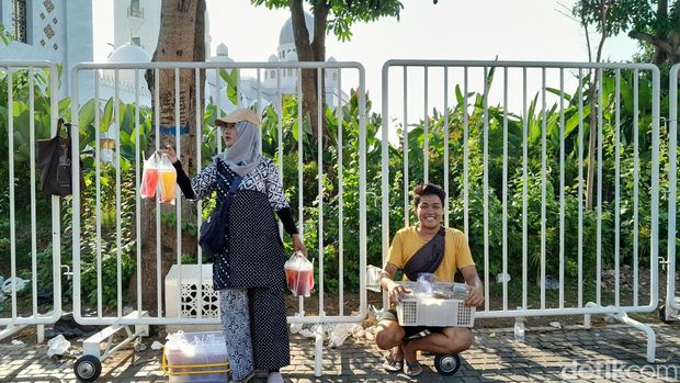 Andika, mahasiswa yang ikut berjualan di dekat Masjid Sheikh Zayed, Minggu (5/11/2023).
