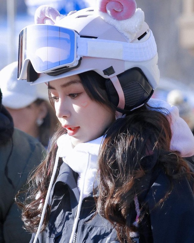 Kami menyadari polemik seputar Angelababy. Sayangnya dia tidak pernah terlihat di acara Crazy Horse Paris. Kami akan senang jika bisa mengundangnya kapan saja, tulis Crazy Horse tersebut di InstaStory. Foto: Instagram @angelababyct