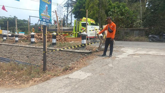 Anggota Satlinmas Rescue Istimewa wilayah V Kulon Progo menunjukkan lokasi tewasnya Mbah Tarjo di timur Jembatan Glagah, Karangwuni, Wates, Kulon Progo, Minggu (5/11/2023).