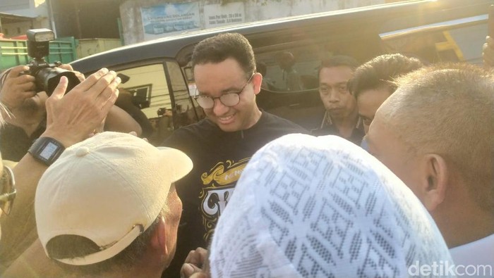 Anies Baswedan saat menghadiri acara berbagi air kepada warga Makassar, Sulsel.