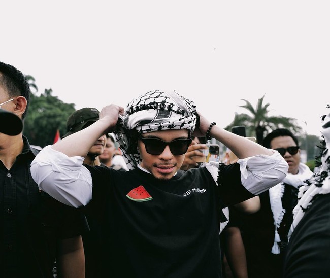 Kaus hitam bergambar semangka dan keffiyeh juga menjadi andalan Atta Halilintar. (Foto: Instagram)