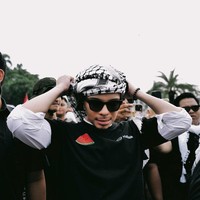 Kaus hitam bergambar semangka dan keffiyeh juga menjadi andalan Atta Halilintar. (Foto: Instagram)