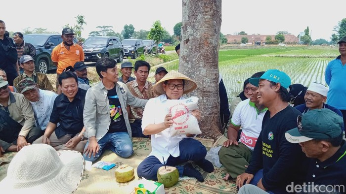 Bakal Cawapres Muhaimin Iskandar bertemu dengan petani Desa Mrisen, Kecamatan Juwiring, Klaten, Minggu (5/11/2023).