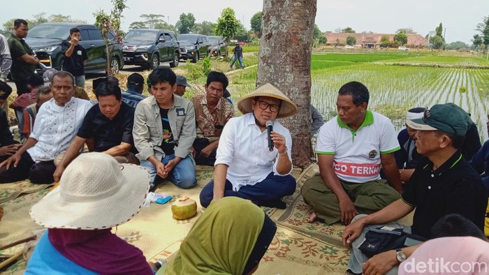 Bakal Cawapres Muhaimin Iskandar bertemu dengan petani Desa Mrisen, Kecamatan Juwiring, Klaten, Minggu (5/11/2023).