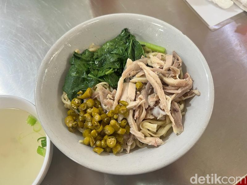 Bakmi Ayam Kampung dan Bakso Goreng di Pasmod BSD Ini Laku 400 Mangkuk Sehari!